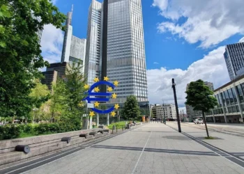 Νέα έρευνα από την ΕΚΤ: Ανάπτυξη μόλις 0,5% στην Ευρωζώνη, στο 5,6% ο πληθωρισμός το 2023