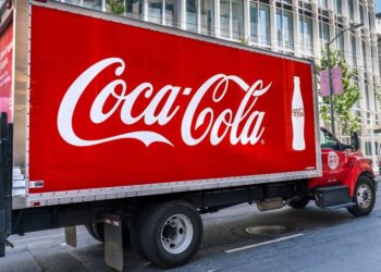 Coca Cola: Ξεπέρασε τις εκτιμήσεις στο τρίμηνο και αναβάθμισε το outlook – Άλμα 2,5% η μετοχή