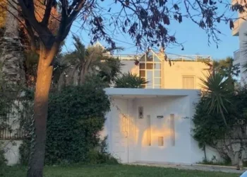 Άλλαξε χέρια η βίλα του Αρ. Παπαργυρόπουλου στη Γλυφάδα με 7,5 εκατ. ευρώ