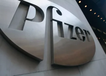 Ζημιές $2,3 δισ. για την Pfizer – Βουτιά 70% στις πωλήσεις εμβολίων Covid