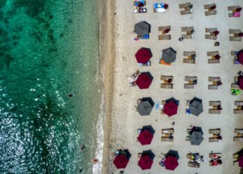 ΤτΕ: «Απόβαση» 22,6 εκατ. τουριστών στο 8μηνο – Ποιοι «άφησαν» τα περισσότερα χρήματα