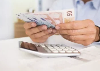 Αναζητούνται 2 δισ. από φοροφυγάδες για να χρηματοδοτηθούν πρόσθετες παροχές