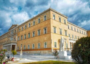 Κόκκινα δάνεια: Ξεκινά η μάχη στη Βουλή για servicers και εξωδικαστικό