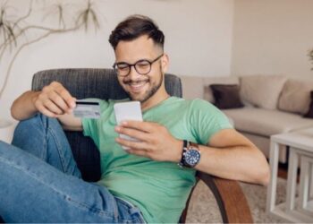 Visa: Συμβουλές για ασφαλείς συναλλαγές εν όψει των εορταστικών αγορών – Τι αναφέρει νέα έκθεση