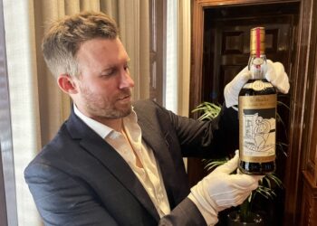 Το πιο περιζήτητο σκωτσέζικο ουίσκι στον κόσμο πωλήθηκε για 2,1 εκατομμύρια λίρες