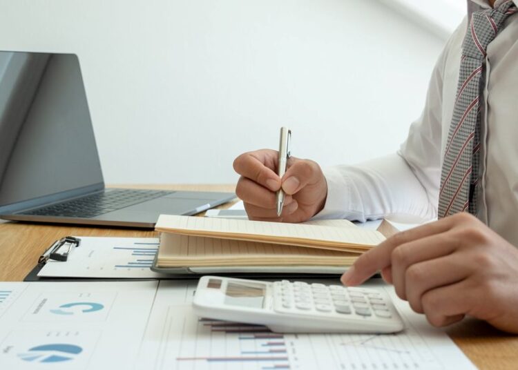 Προς αύξηση 5% στον κατώτατο μισθό το 2024