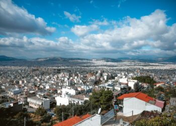 Λύση στο στεγαστικό πρόβλημα: Κίνητρα για την αξιοποίηση 900.000 κλειστών σπιτιών