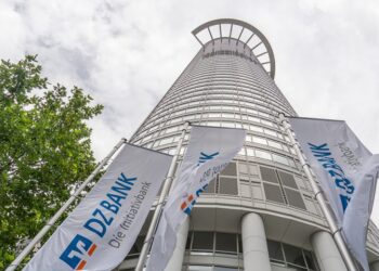 DZ Bank: Η Ελλάδα στην λωρίδα ταχείας κυκλοφορίας των αξιολογήσεων – Τι κερδίζει