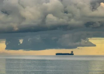 Η κρίση στην Ερυθρά Θάλασσα μουδιάζει τις αγορές – Φόβοι για το παγκόσμιο εμπόριο – Δίνει «σήμα» το πετρέλαιο