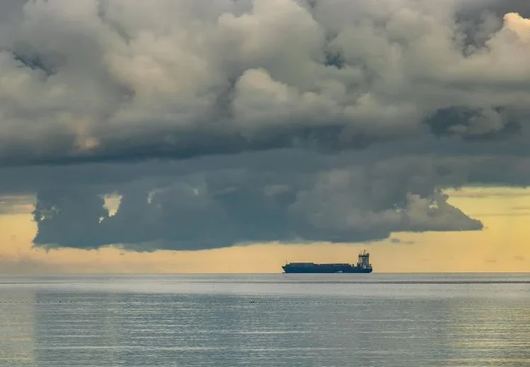 Η κρίση στην Ερυθρά Θάλασσα μουδιάζει τις αγορές – Φόβοι για το παγκόσμιο εμπόριο – Δίνει «σήμα» το πετρέλαιο